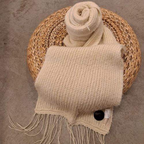 Knitted scarf wool fringes