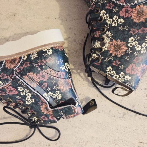 lederen veterschoen met bloemenprint