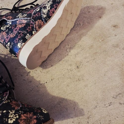 lederen veterschoen met bloemenprint