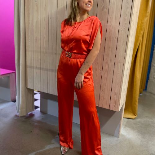 satijnen jumpsuit + riem