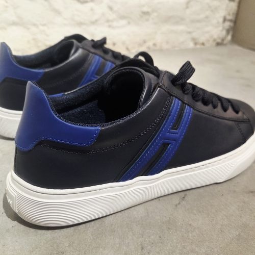 sneakers logo