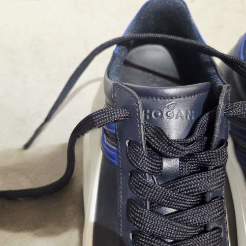 sneakers logo