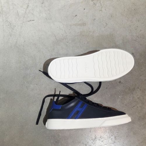 sneakers logo
