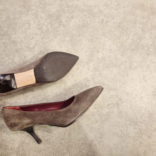 su&eacute;de pumps met kitten heel