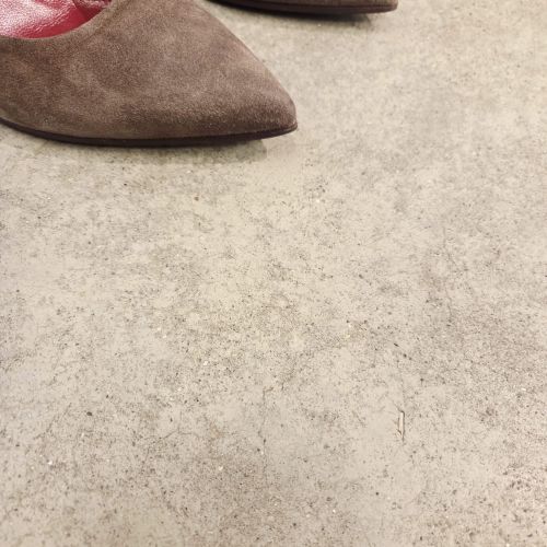 su&eacute;de pumps met kitten heel