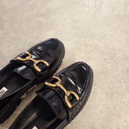 loafers lakleder met gespdetail