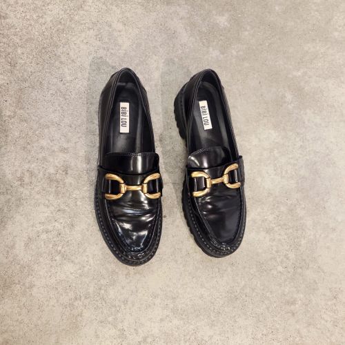 loafers lakleder met gespdetail