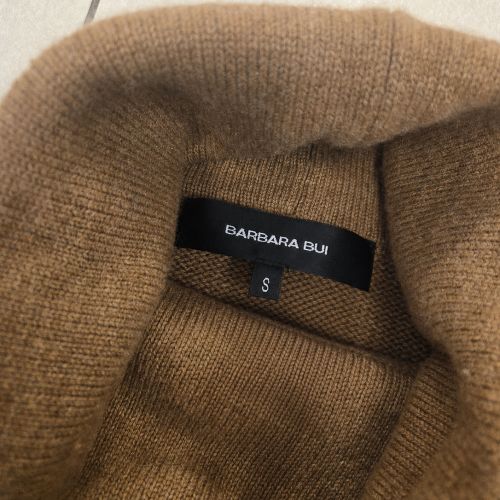 Barbara Bui Minimalistische Camel Rolkraagtrui van Kasjmier en Wol