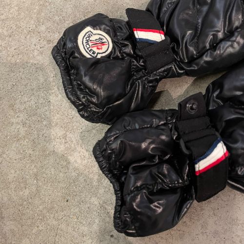 puff handschoenen logo