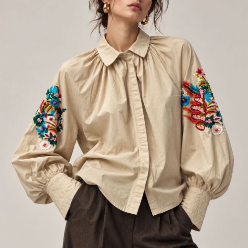 blouse met broderie op de mouw