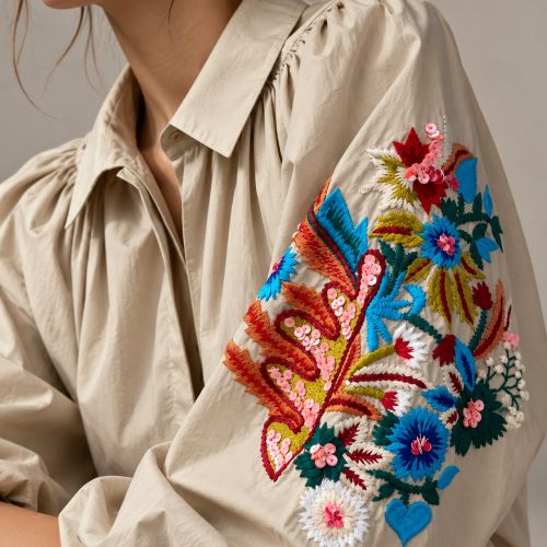 blouse met broderie op de mouw
