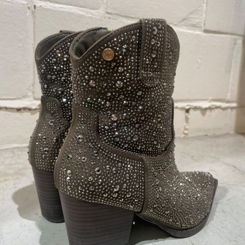 studded enkellaarzen