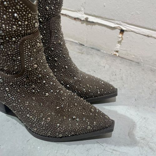 studded enkellaarzen